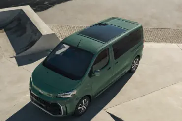 Toyota Proace Verso in Grün, von oben fotografiert, neben Betonrampe im städtischen Umfeld.