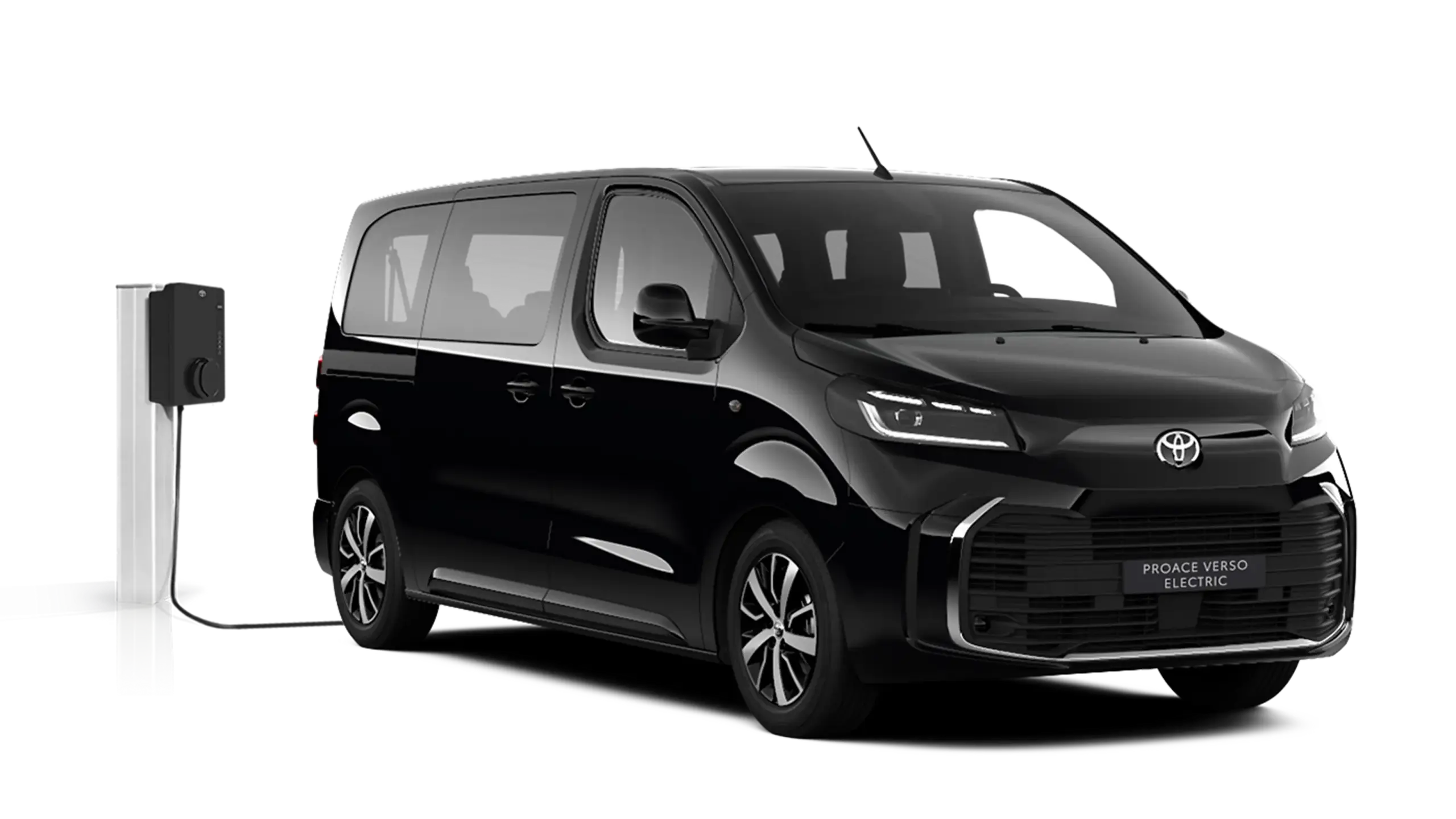 Toyota Proace Verso Electric Van lädt an einer Ladestation, seitliche Ansicht.
