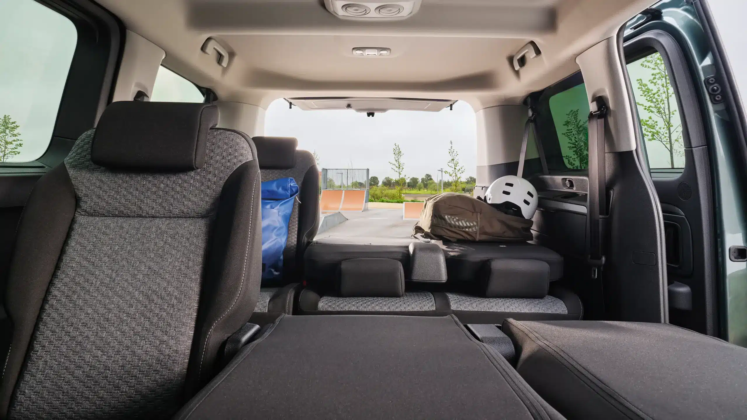 Ansicht des Innenraums eines Toyota Proace Verso mit umgeklappten Sitzen und Gepäck.