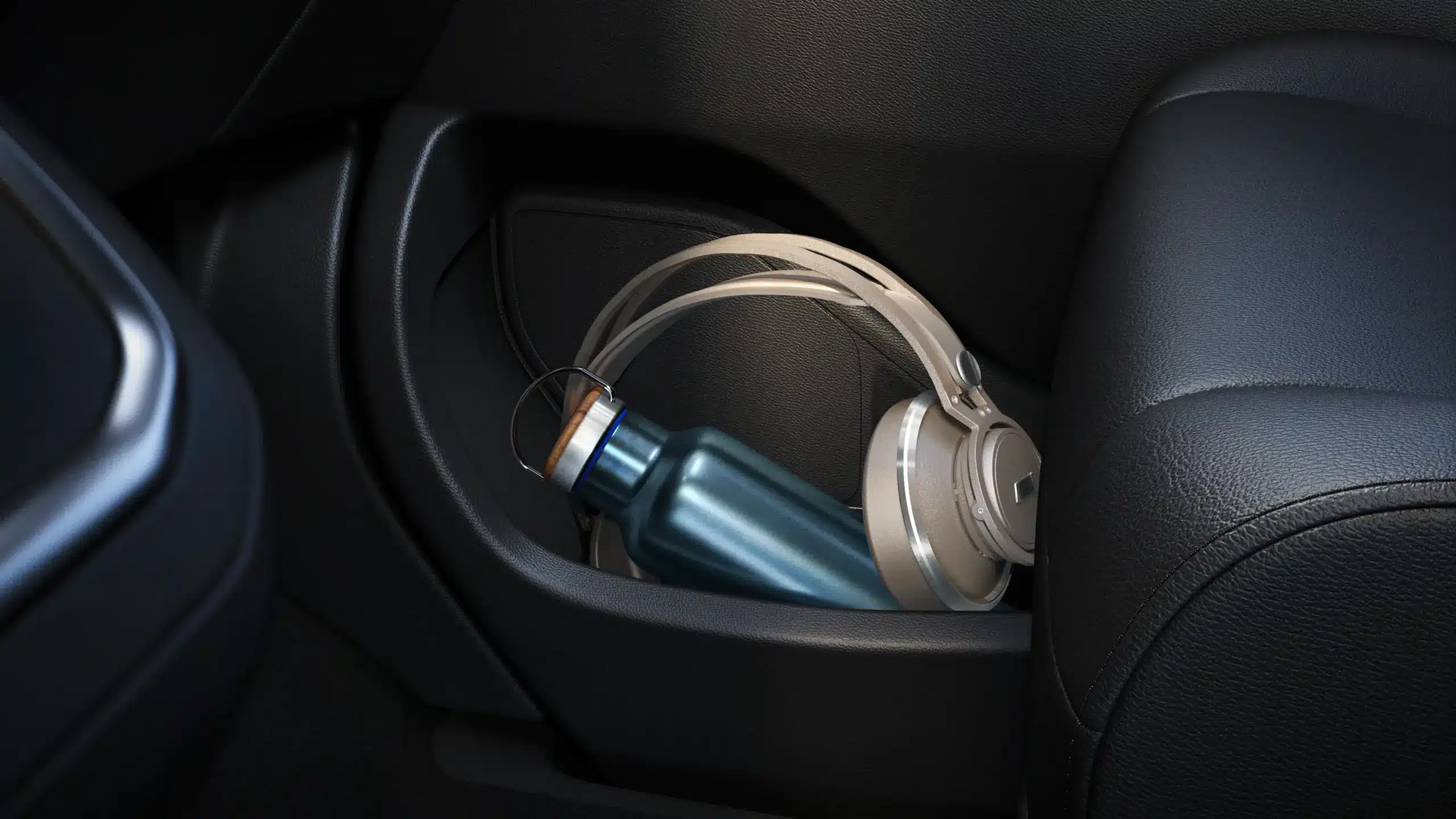 Ablagefach in der Tür eines Toyota Proace Verso mit blauer Trinkflasche und Kopfhörern