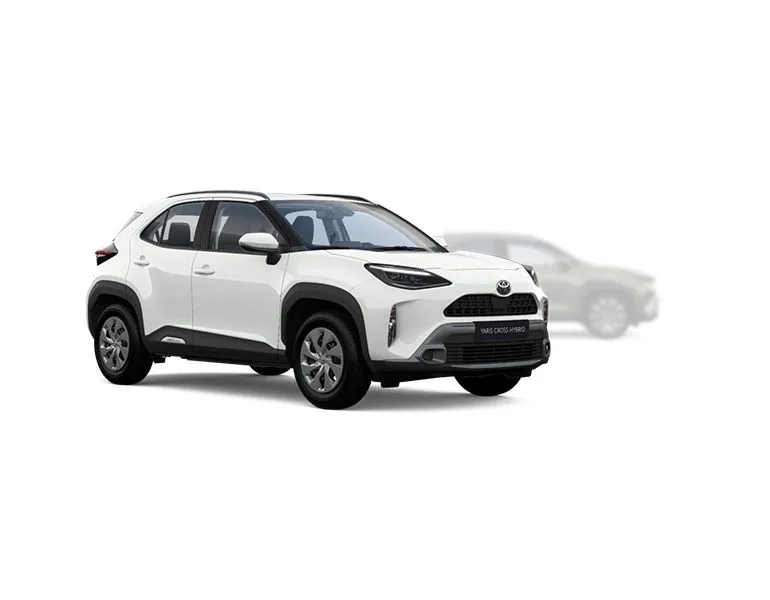 Weißer Toyota Yaris Cross Hybrid SUV vor weißem Hintergrund, leicht von vorn fotografiert