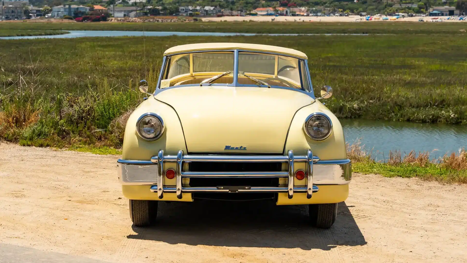 Frontansicht eines gelben 1952 Muntz Jet Cabriolets mit klassischem Design und Chromstoßstange.