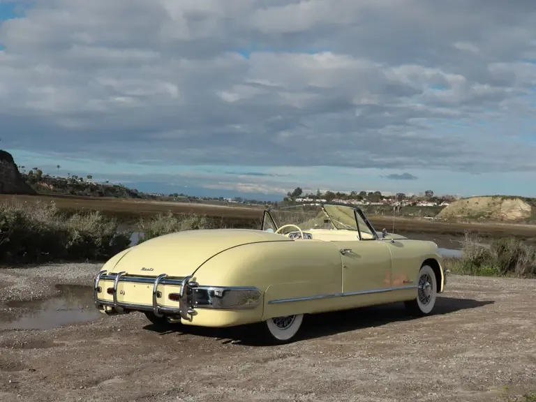 Seltenes Cabriolet Muntz Jet Baujahr 1952, restauriert, im Freien mit Blick auf Landschaft geparkt.