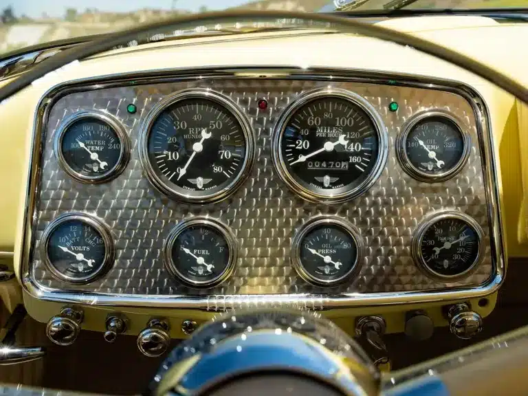 Klassisches, chromgefasstes Armaturenbrett mit Rundinstrumenten im Muntz Jet von 1952