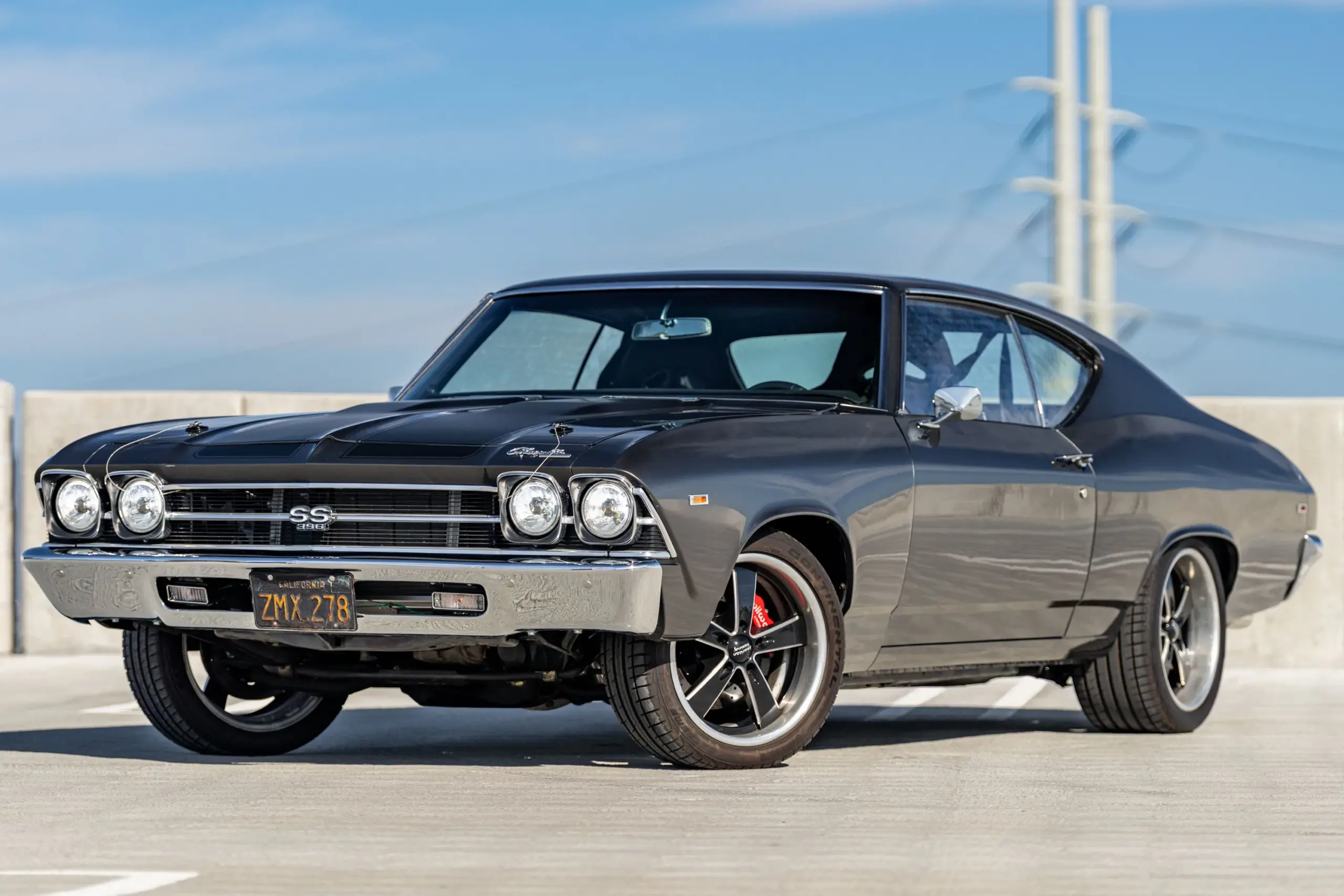 Chevrolet Chevelle Malibu SS 1969, schwarze Karosserie, historische US-Nummernschilder, seitliche Ansicht im Freien.
