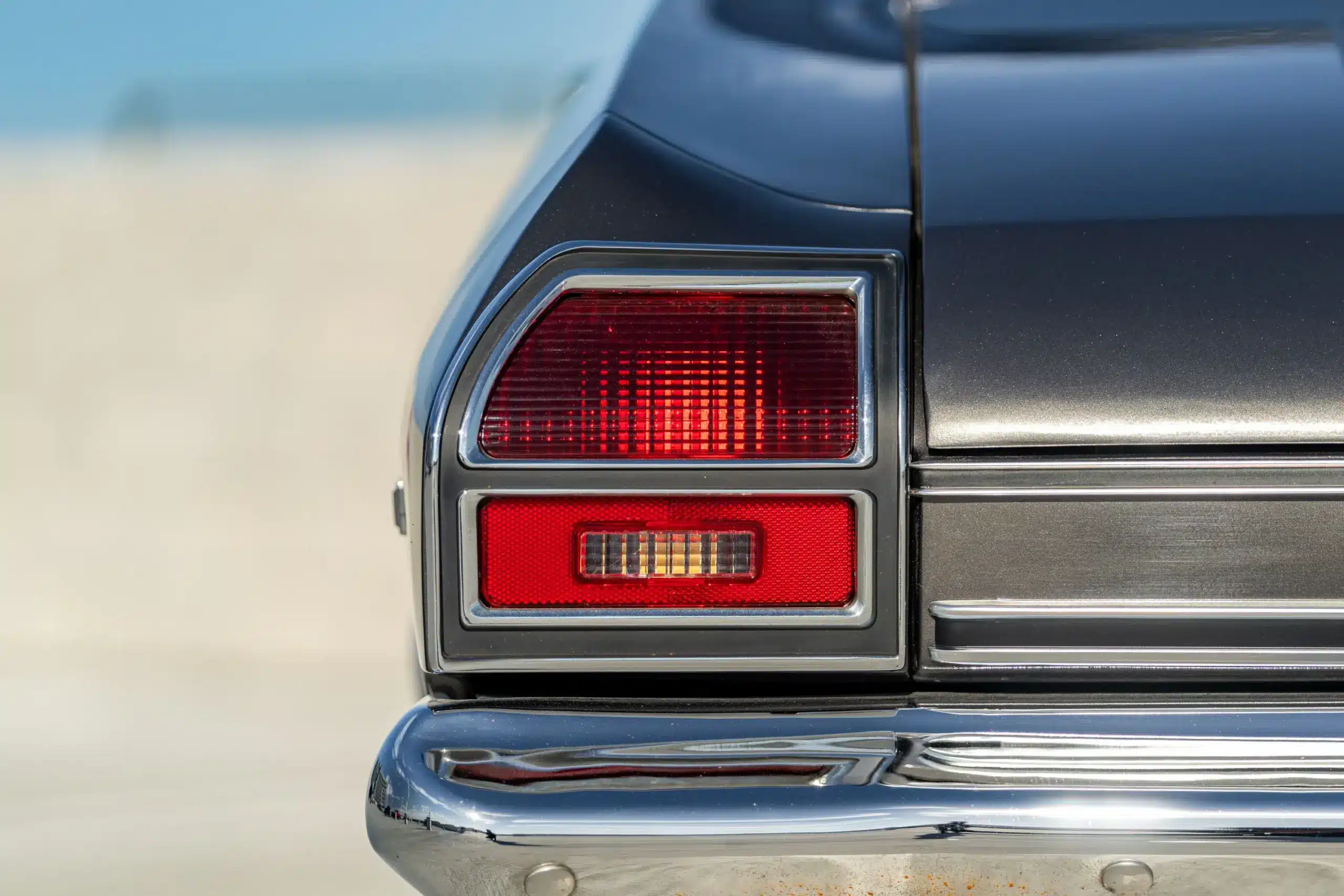Rücklicht eines Chevrolet Chevelle Malibu 1969 mit Chromstoßstange und klar konturiertem Karosserieabschluss.