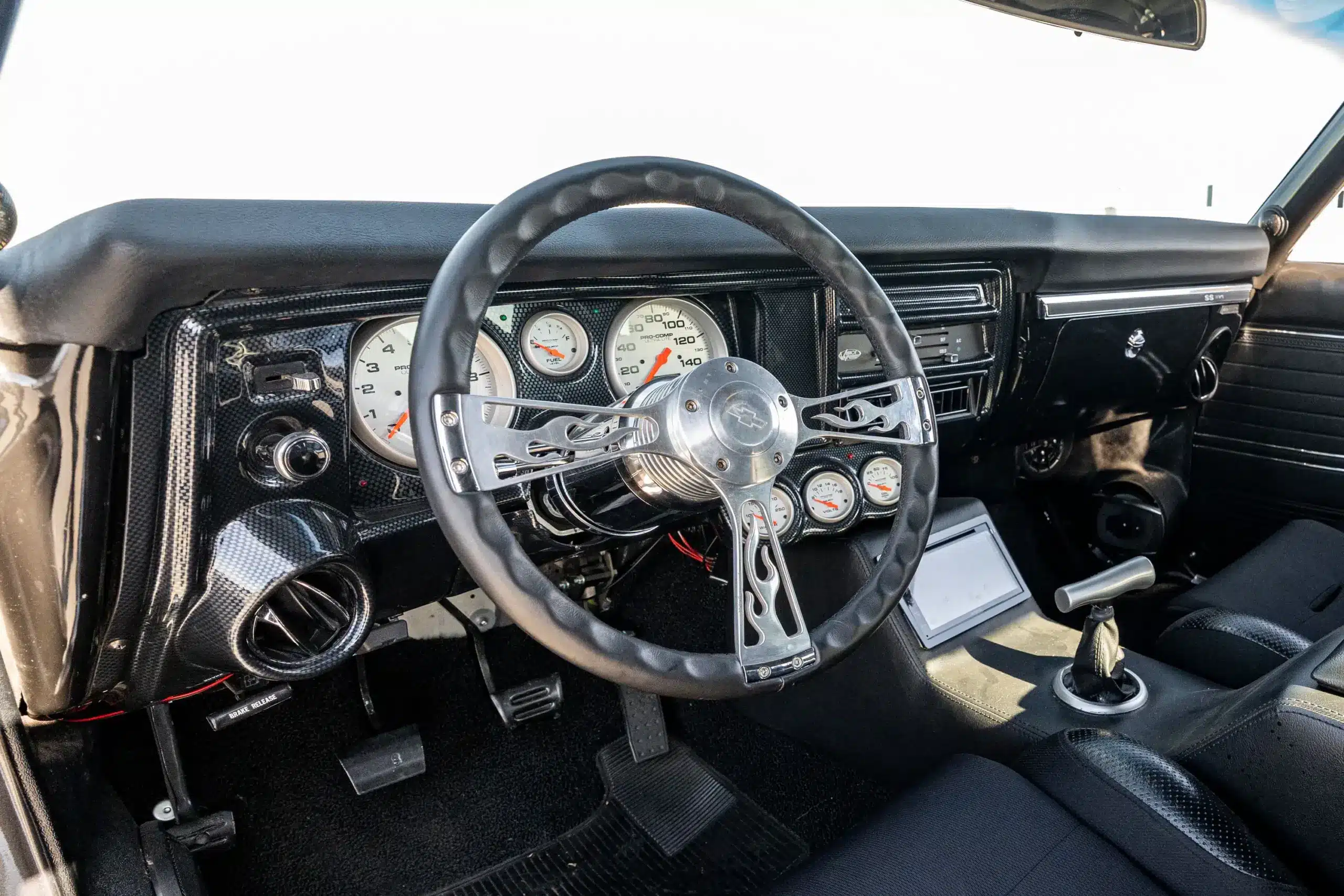 Armaturenbrett und Lenkrad eines Chevrolet Chevelle Malibu von 1969 aus der Fahrersicht