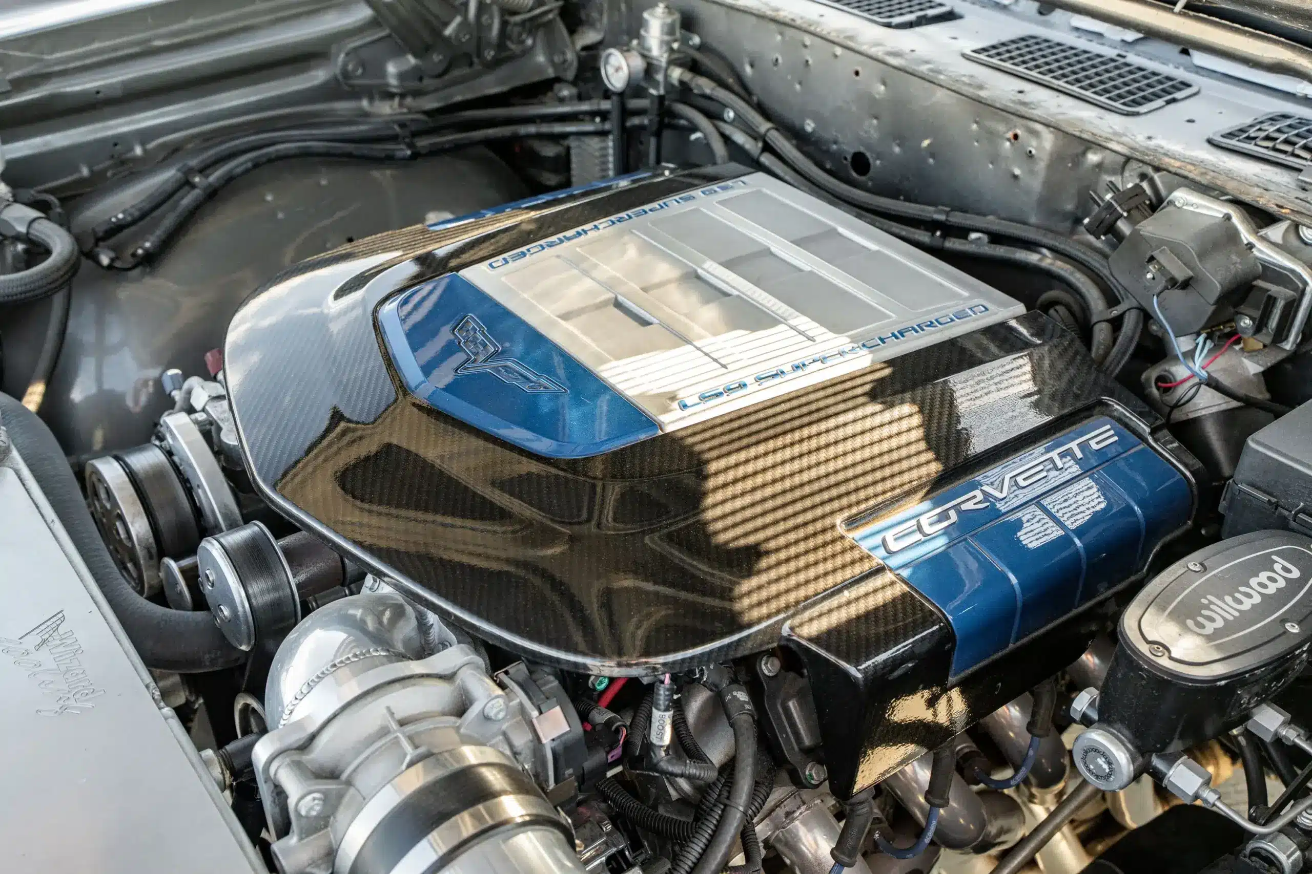 Detailansicht eines Chevrolet Corvette LS9 Kompressormotors im Fahrzeugmotorraum