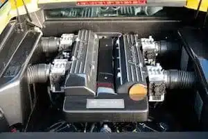 Motorraum eines Lamborghini Murciélago 2002 mit dem markanten V12-Mittelmotor.