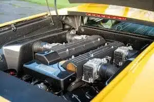 Blick auf den V12-Mittelmotor eines Lamborghini Murciélago aus dem Jahr 2002.