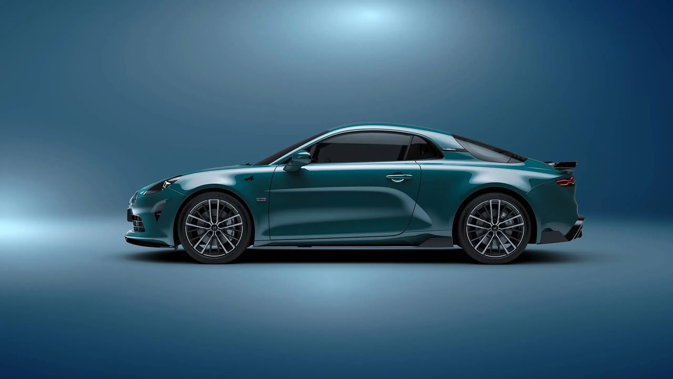 Alpine A110 GTS Sportwagen in Thunder Grey seitlich vor blauem Hintergrund