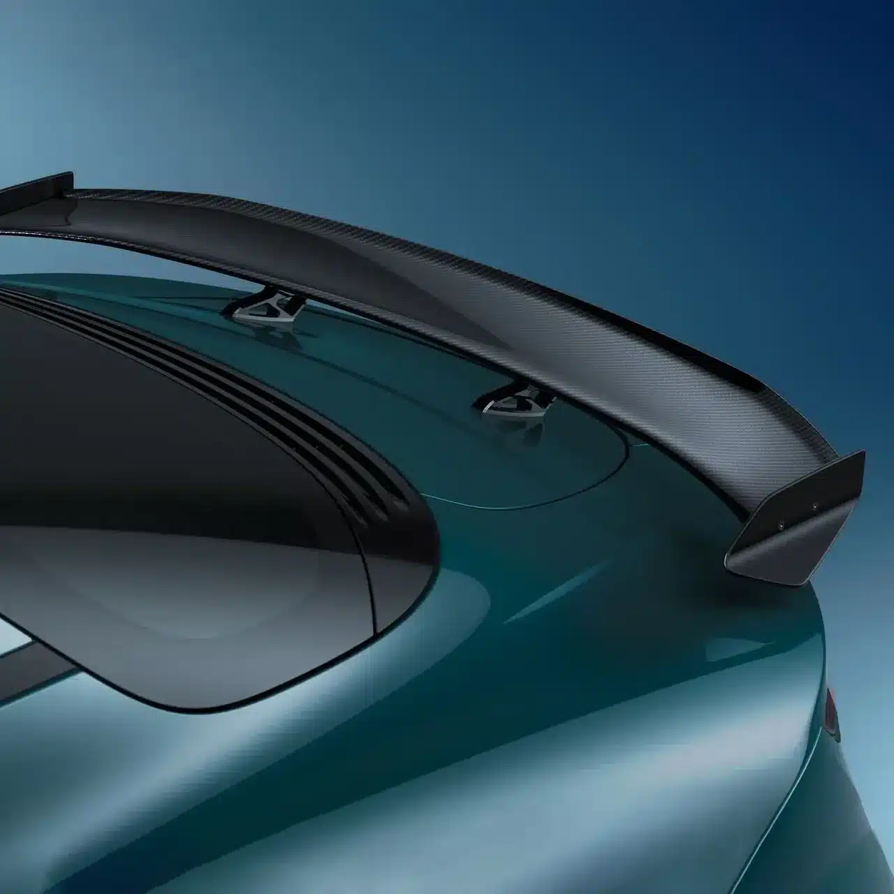 Carbon-Heckflügel einer Alpine A110 GTS Coupé, Detailansicht auf den Spoiler und die Karosserie in Thunder Grey.