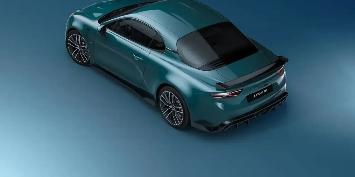 Alpine A110 GTS Coupé mit Aero-Kit und sportlichen Leichtmetallfelgen, Aufnahme von schräg hinten