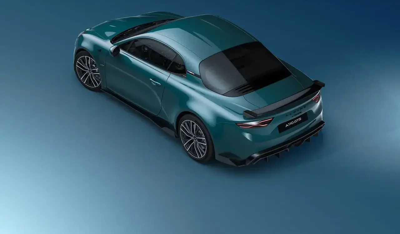 Alpine A110 GTS Coupé mit Aero-Kit und sportlichen Leichtmetallfelgen, Aufnahme von schräg hinten