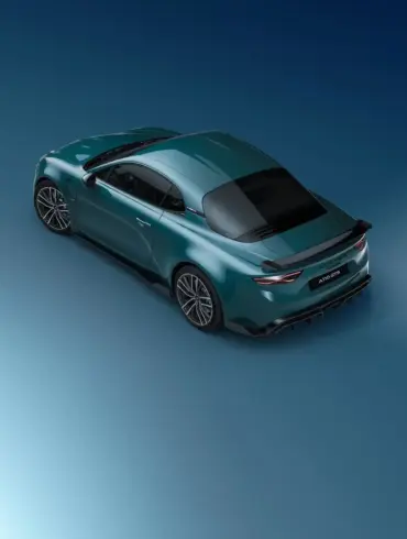 Alpine A110 GTS Coupé mit Aero-Kit und sportlichen Leichtmetallfelgen, Aufnahme von schräg hinten