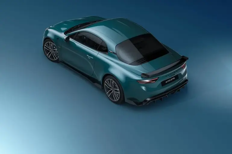 Alpine A110 GTS Coupé mit Aero-Kit und sportlichen Leichtmetallfelgen, Aufnahme von schräg hinten