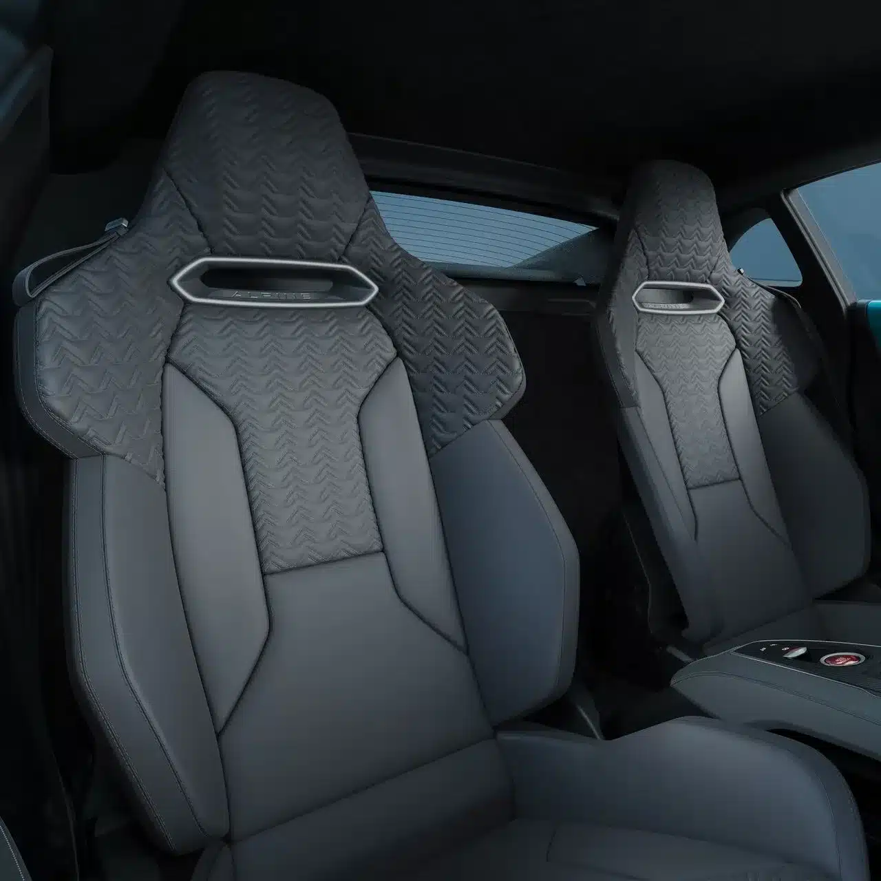 Zwei sportsitzartige Ledersitze im Innenraum der Alpine A110 GTS, Detailansicht mit charakteristischem Muster.
