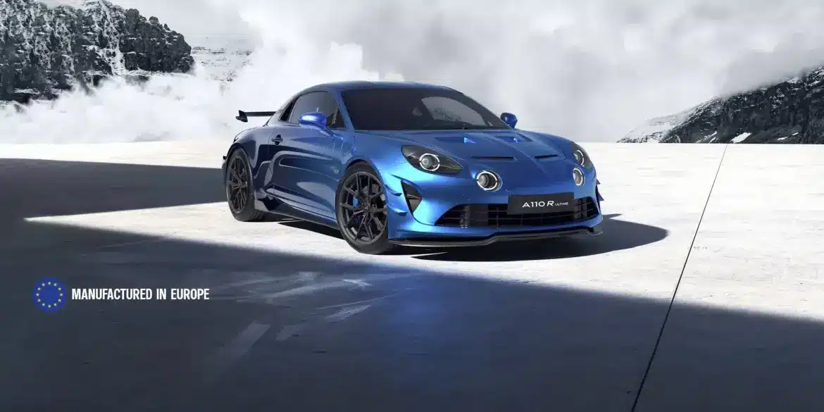 Alpine A110 R Ultime in Blau, fotografiert vor einer verschneiten Berglandschaft.