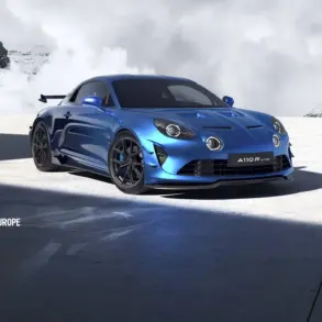 Alpine A110 R Ultime in Blau, fotografiert vor einer verschneiten Berglandschaft.
