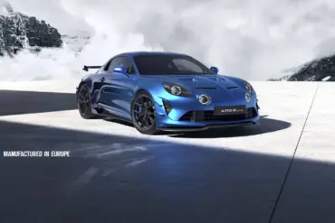 Alpine A110 R Ultime in Blau, fotografiert vor einer verschneiten Berglandschaft.