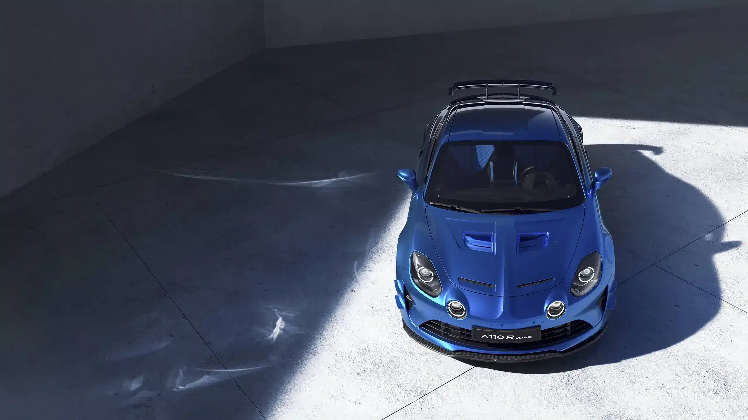 Blaue Alpine A110 R Ultime, fotografiert aus der Vogelperspektive in einer hellen Garage.
