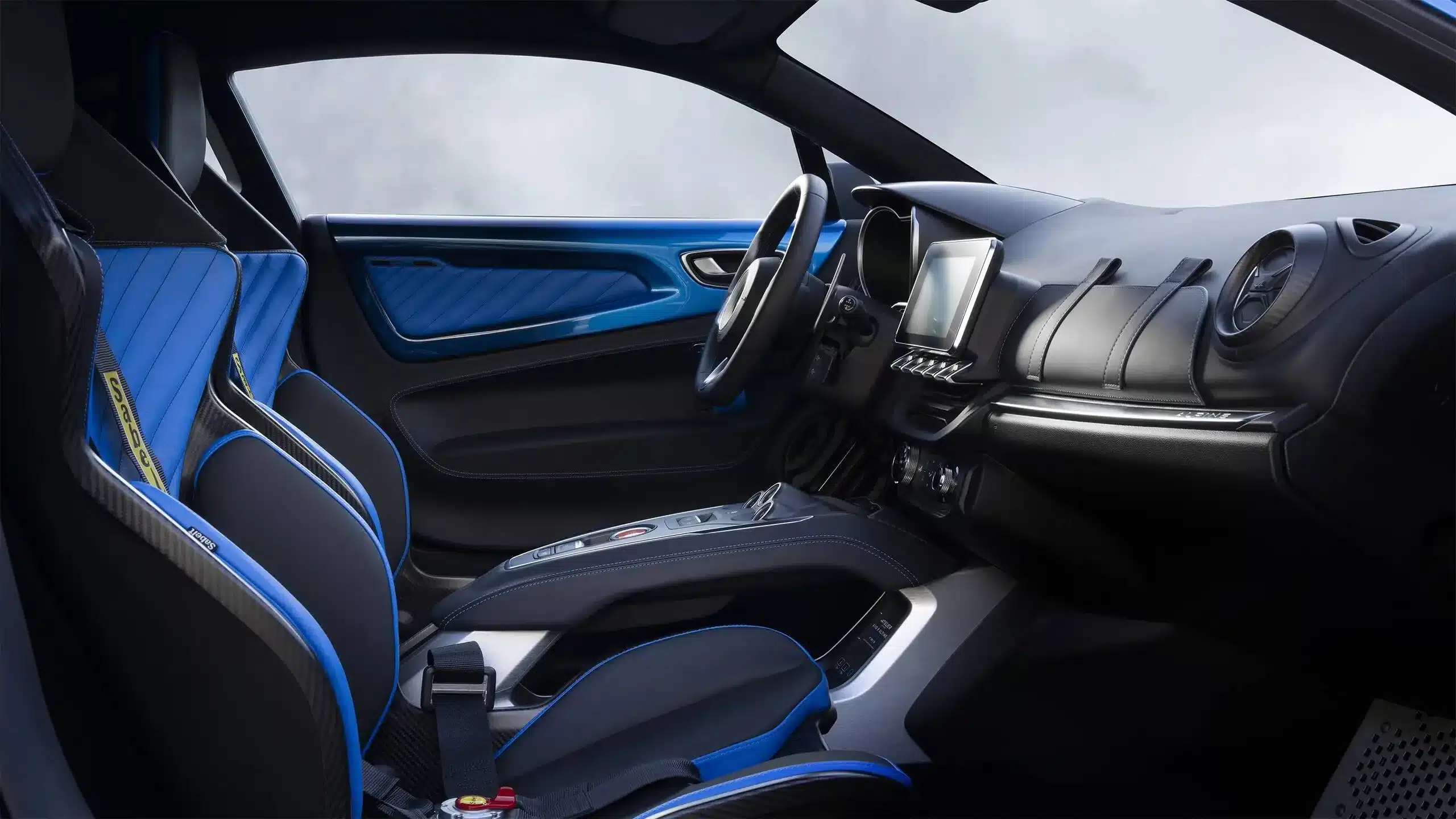 Innenraum der Alpine A110 R Ultime mit Carbon-Sportsitzen und blauen Details.