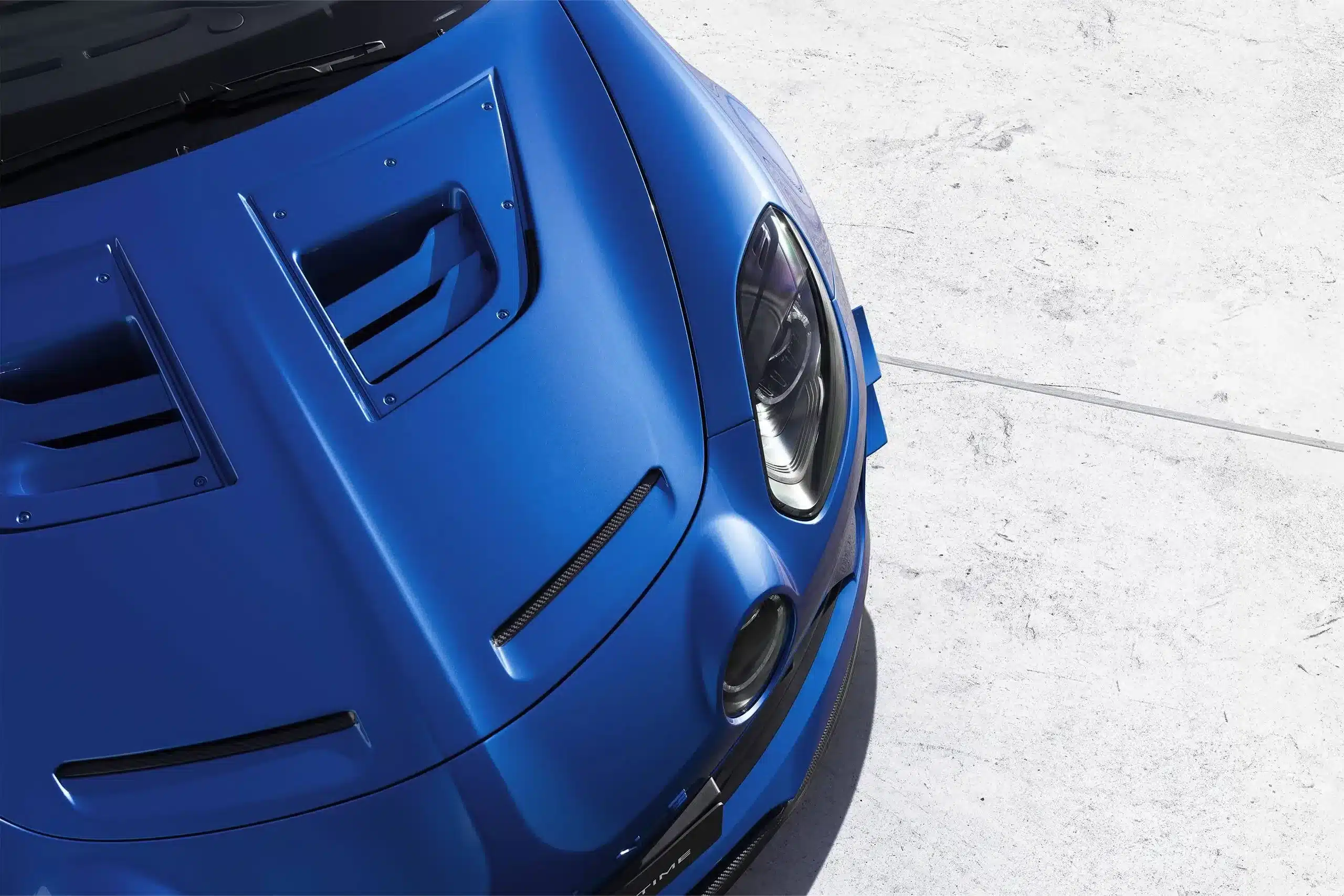 Frontansicht der Alpine A110 R Ultime mit Carbon-Details und sportlichem Design.