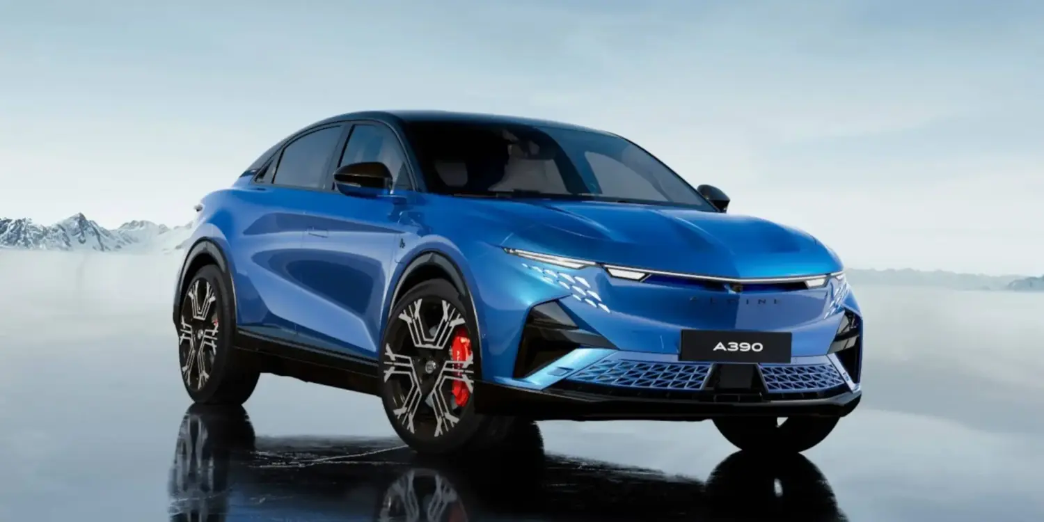 Alpine A390 in Blau, vollelektrischer Sport-Fastback vor Bergkulisse