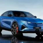 Alpine A390 in Blau, vollelektrischer Sport-Fastback vor Bergkulisse