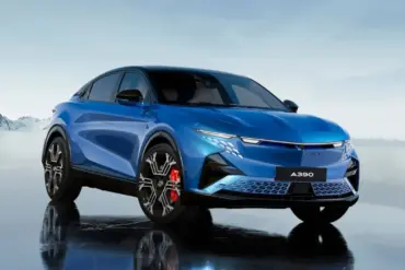 Alpine A390 in Blau, vollelektrischer Sport-Fastback vor Bergkulisse