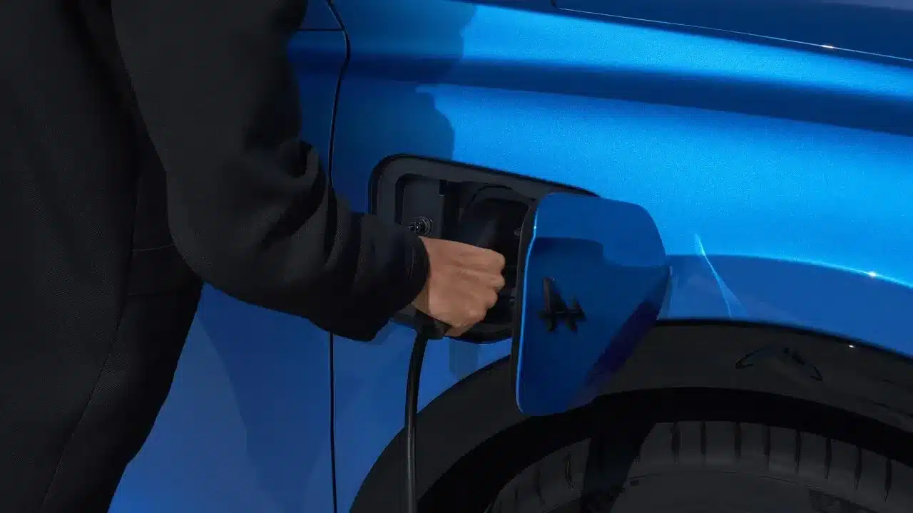 Ladeklappe mit Alpine-Logo: Elektroauto Alpine A390 wird geladen