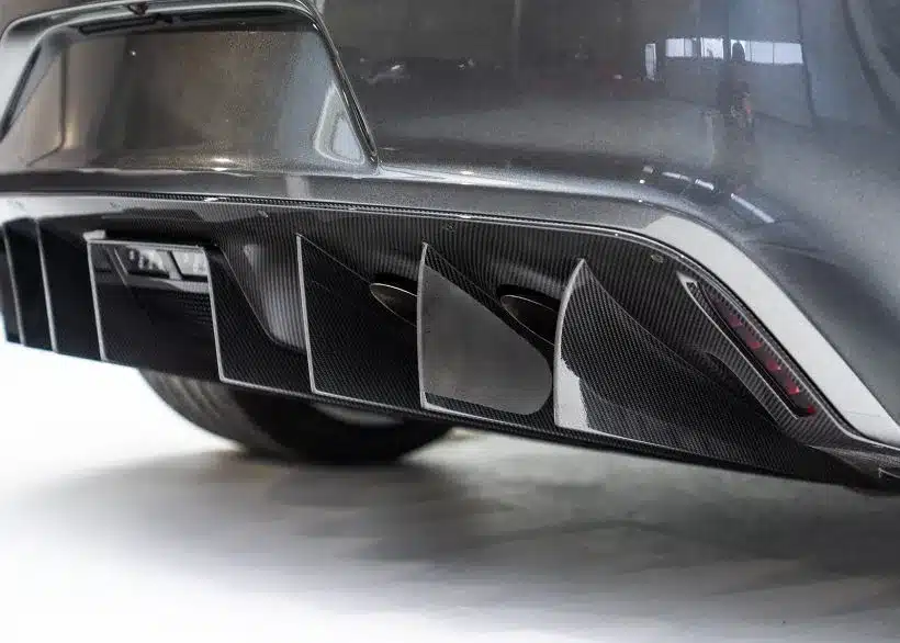 Nahaufnahme des Carbon-Heckdiffusors eines Aston Martin One-77