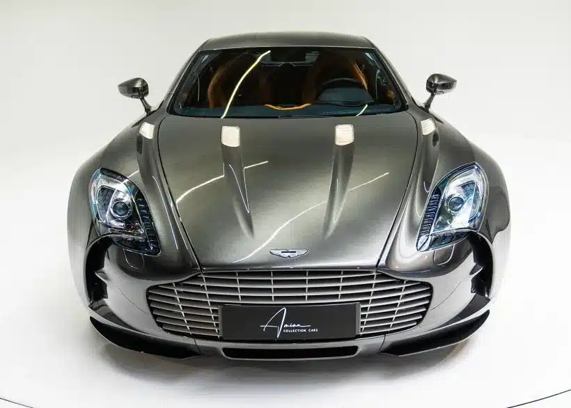 Der Aston Martin One-77 als silbernes Coupé, aufgenommen in Frontalperspektive.