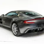 Heckansicht eines silbernen Aston Martin One-77 Sportwagens im Fotostudio