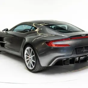 Heckansicht eines silbernen Aston Martin One-77 Sportwagens im Fotostudio