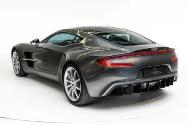 Heckansicht eines silbernen Aston Martin One-77 Sportwagens im Fotostudio