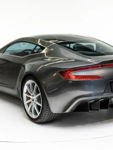 Heckansicht eines silbernen Aston Martin One-77 Sportwagens im Fotostudio