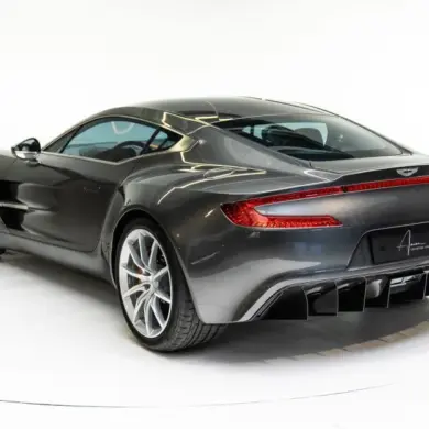 Heckansicht eines silbernen Aston Martin One-77 Sportwagens im Fotostudio