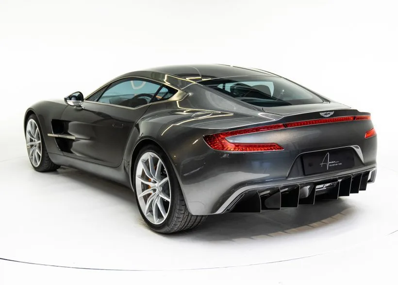 Heckansicht eines silbernen Aston Martin One-77 Sportwagens im Fotostudio