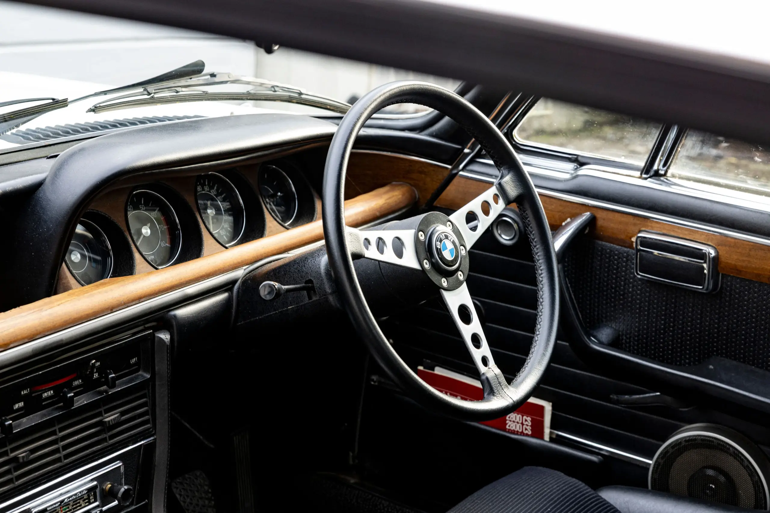 Blick auf das Lenkrad und Armaturenbrett eines BMW 3.0 CSL, rechtsgelenkt, Baujahr 1973