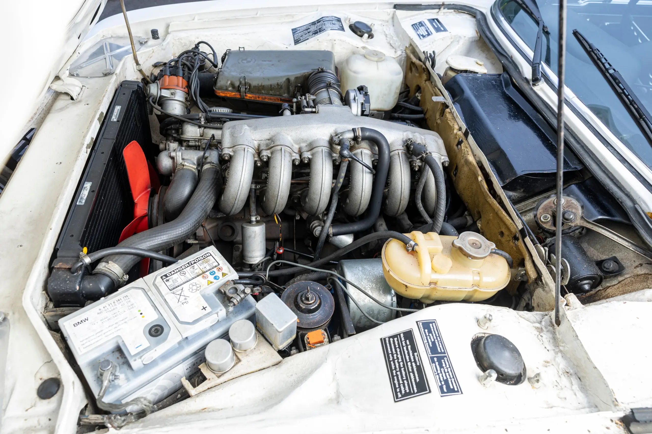 Detailaufnahme des Motors im BMW 3.0 CSL von 1973