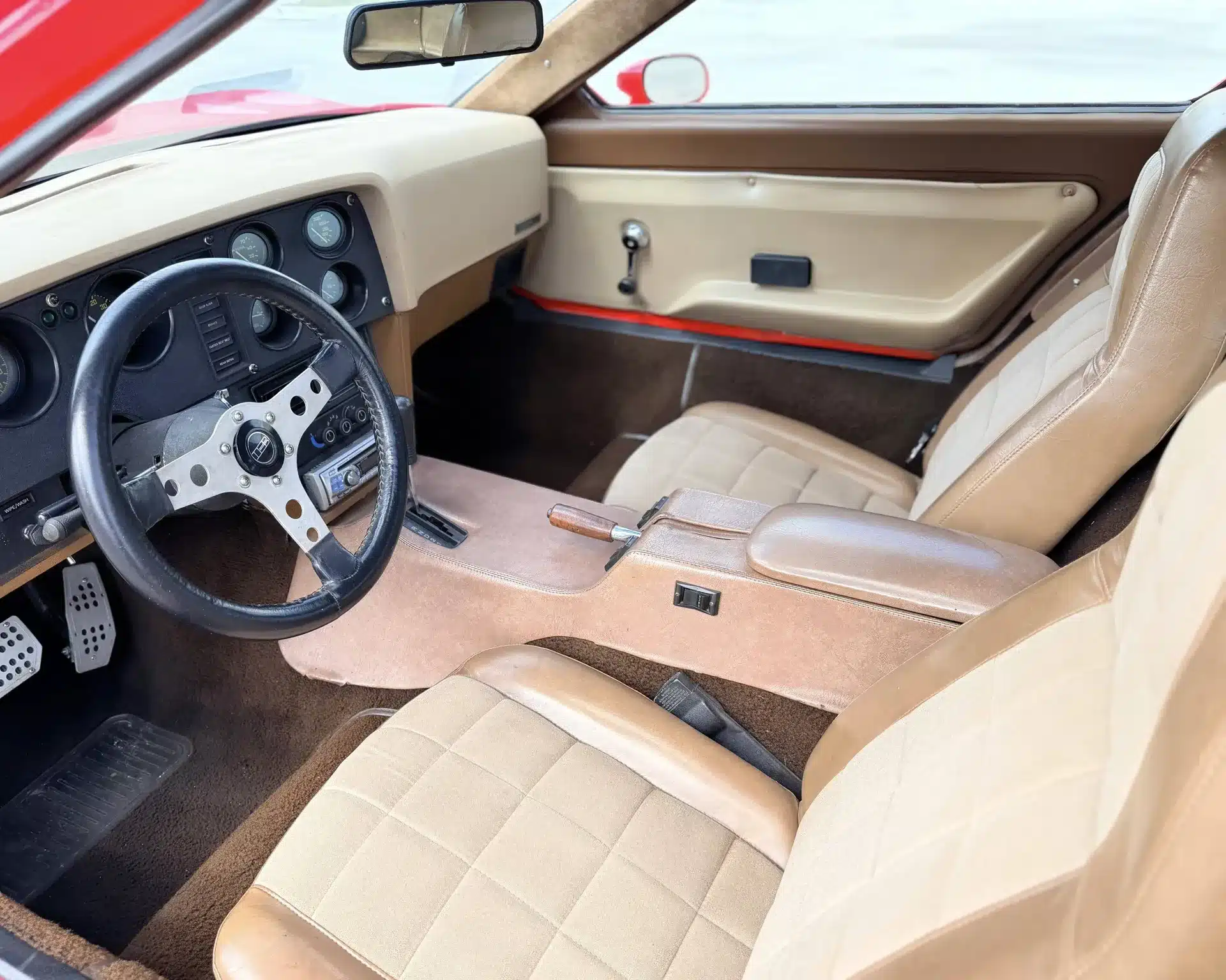 Innenraum eines Bricklin SV-1 Baujahr 1975 mit beigen Sitzen, Armaturenbrett und Lenkrad