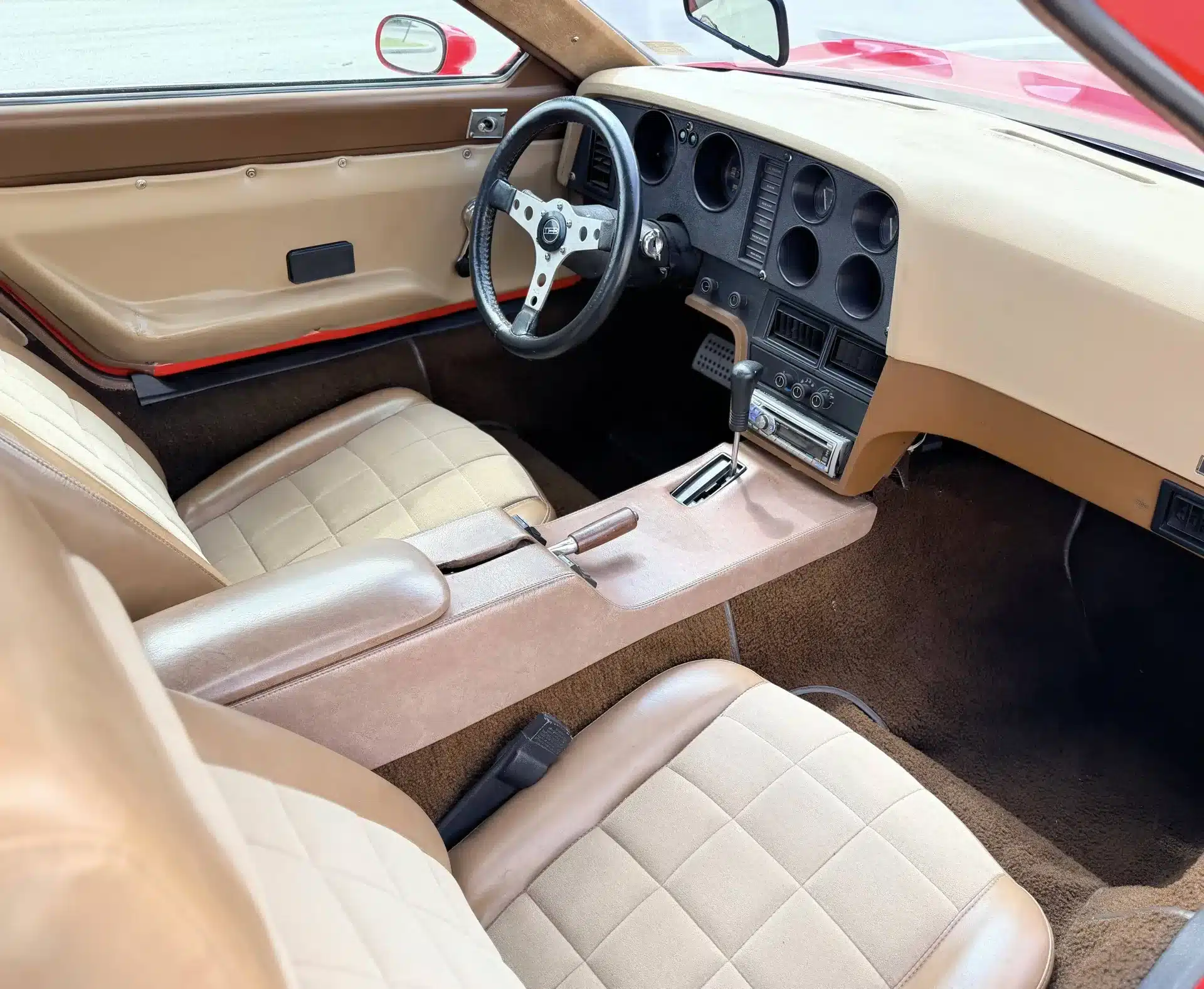 Bricklin SV-1 Innenraum mit braun-beiger Ausstattung, Automatik-Wählhebel und sportlichem Lenkrad