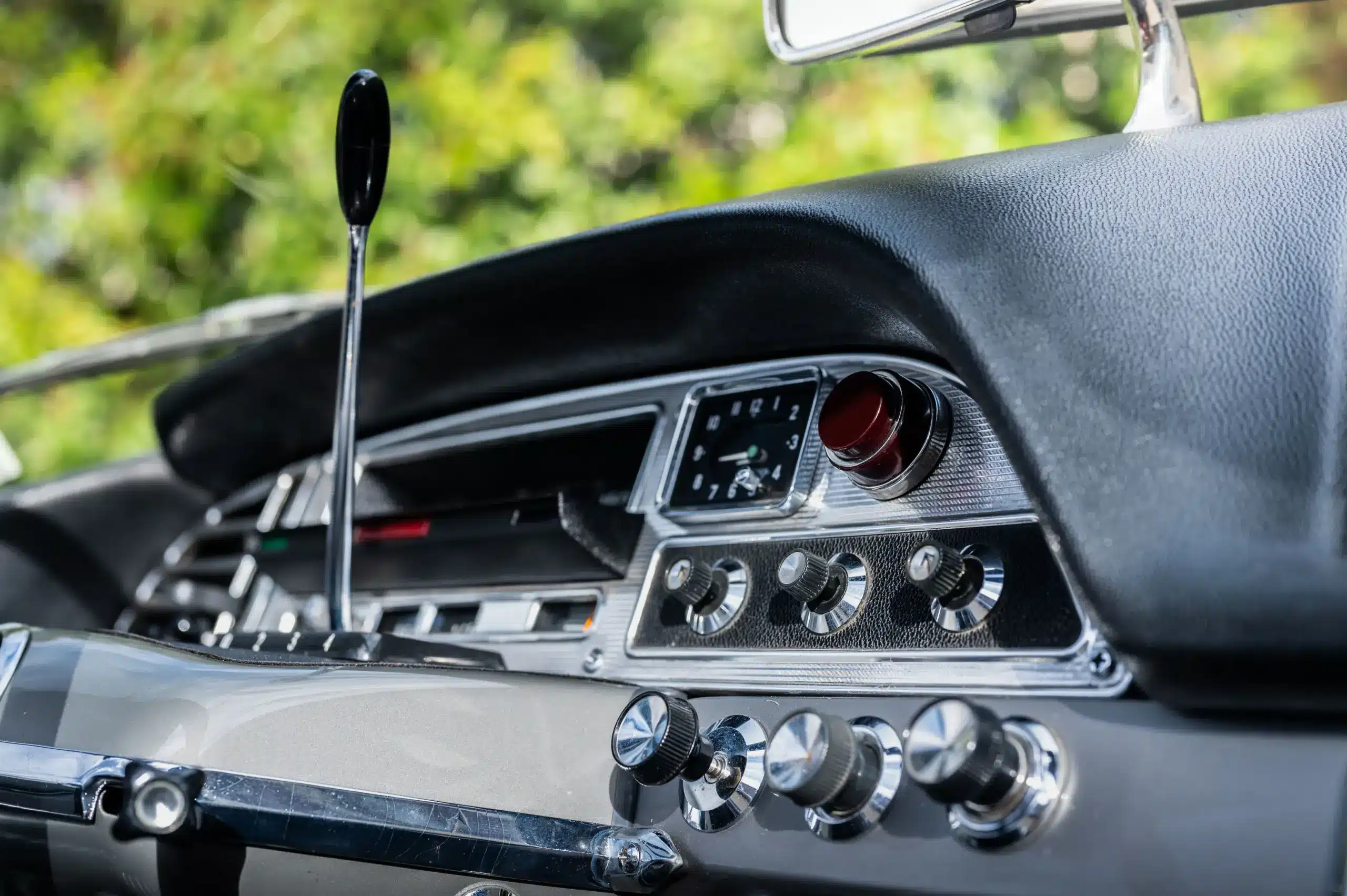 Nahaufnahme des Armaturenbretts und Schalthebels eines Citroën DS21 Cabriolet von 1966