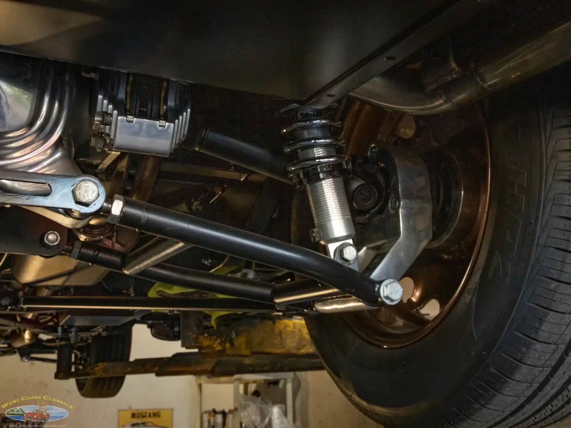 Detailaufnahme des modernen Fahrwerks mit Jaguar-Hinterachse und Coilover im Replica-Ford von 1934