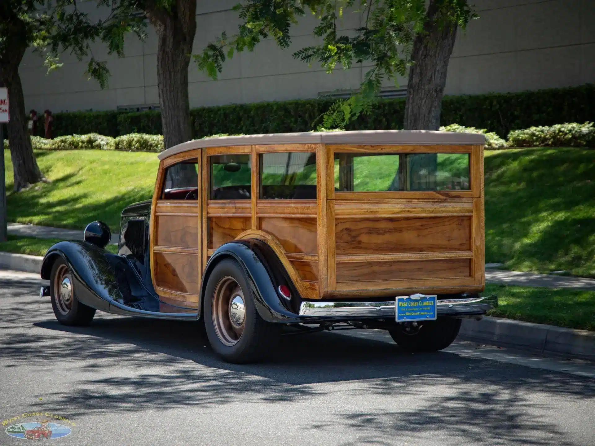 Seitliche Heckansicht eines 1934er Ford Station Wagon Street Rod mit Holzkarosserie und schwarzer Motorhaube