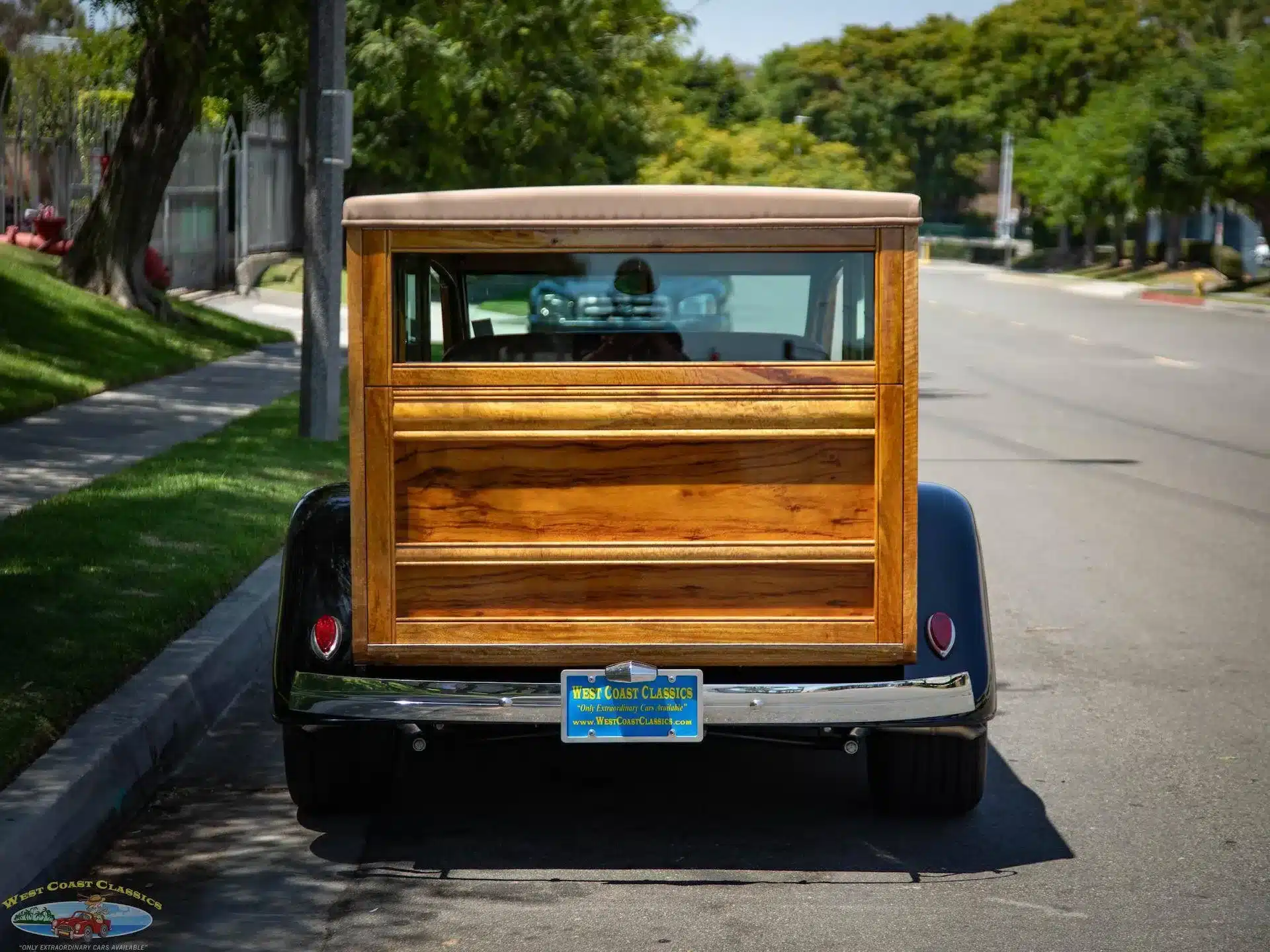Das Heck eines 1934 Ford Station Wagon Replica Street Rod mit Holzkarosserie, aufgenommen auf einer Straße in Kalifornien.