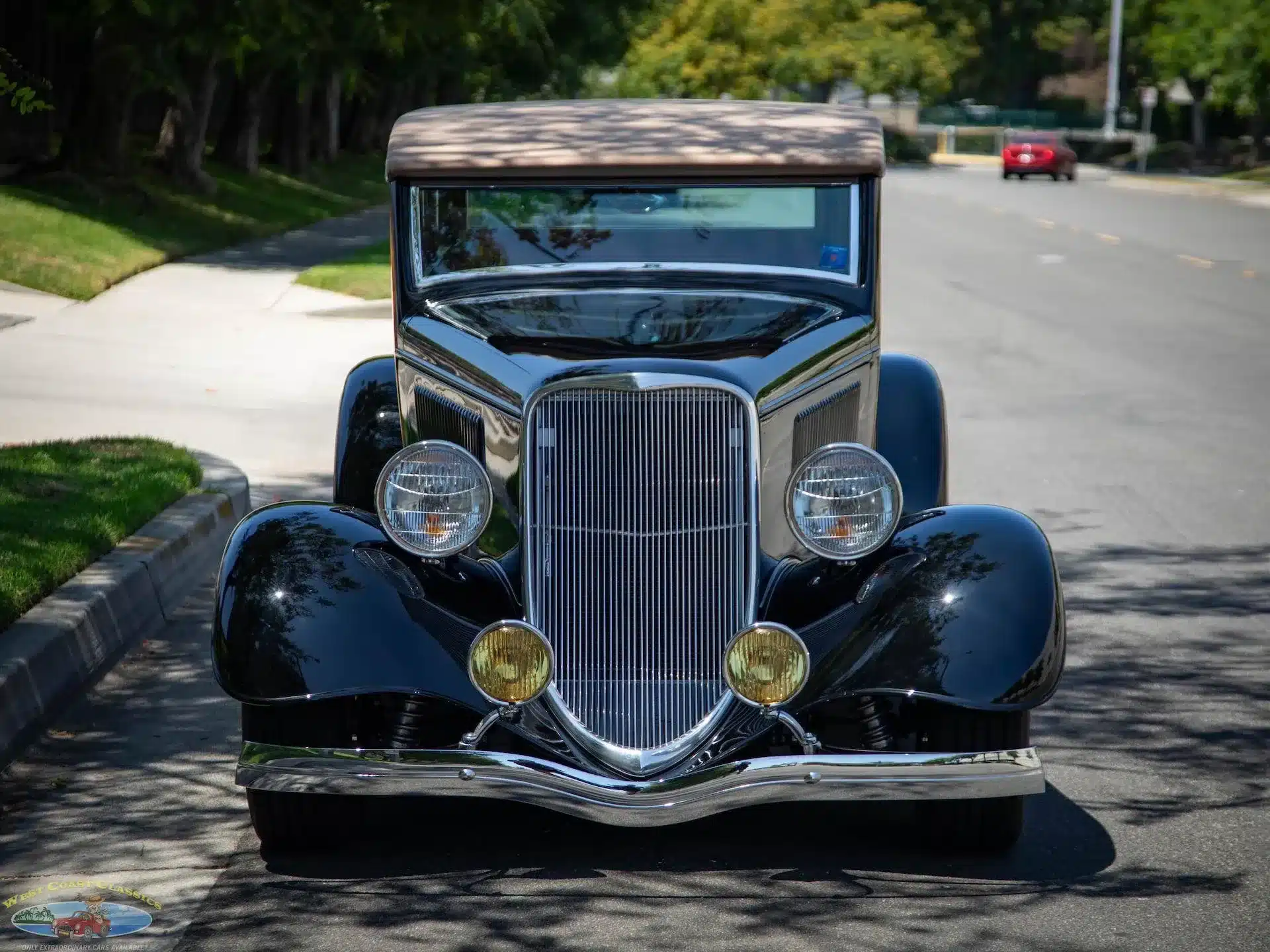 Frontansicht eines schwarzen 1934 Ford Station Wagon Replica Street Rod mit charakteristischer Chromfront und Scheinwerfern.