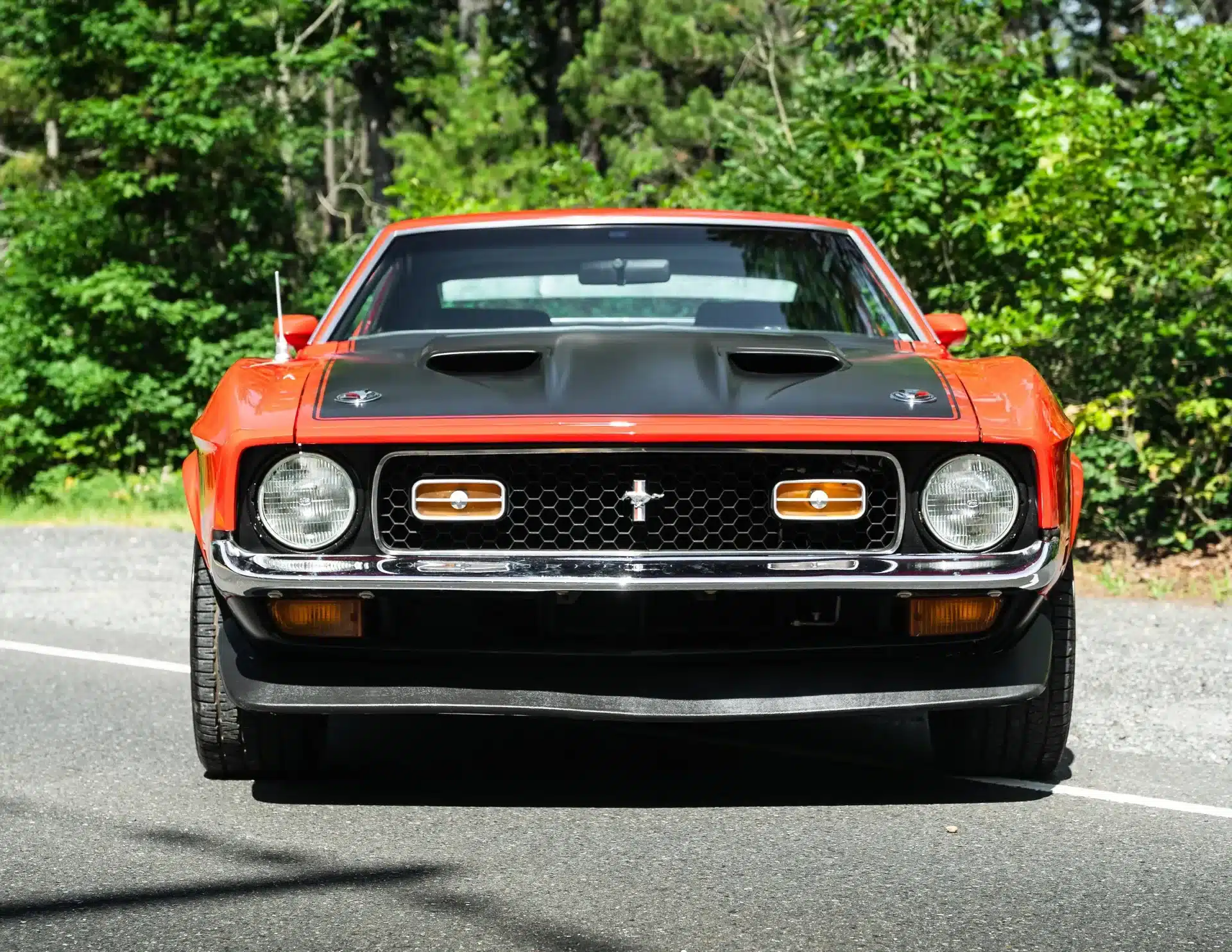 Ford Mustang 1971, orange, Frontalansicht, klassische Sportwagendetails, schwarze Motorhaube