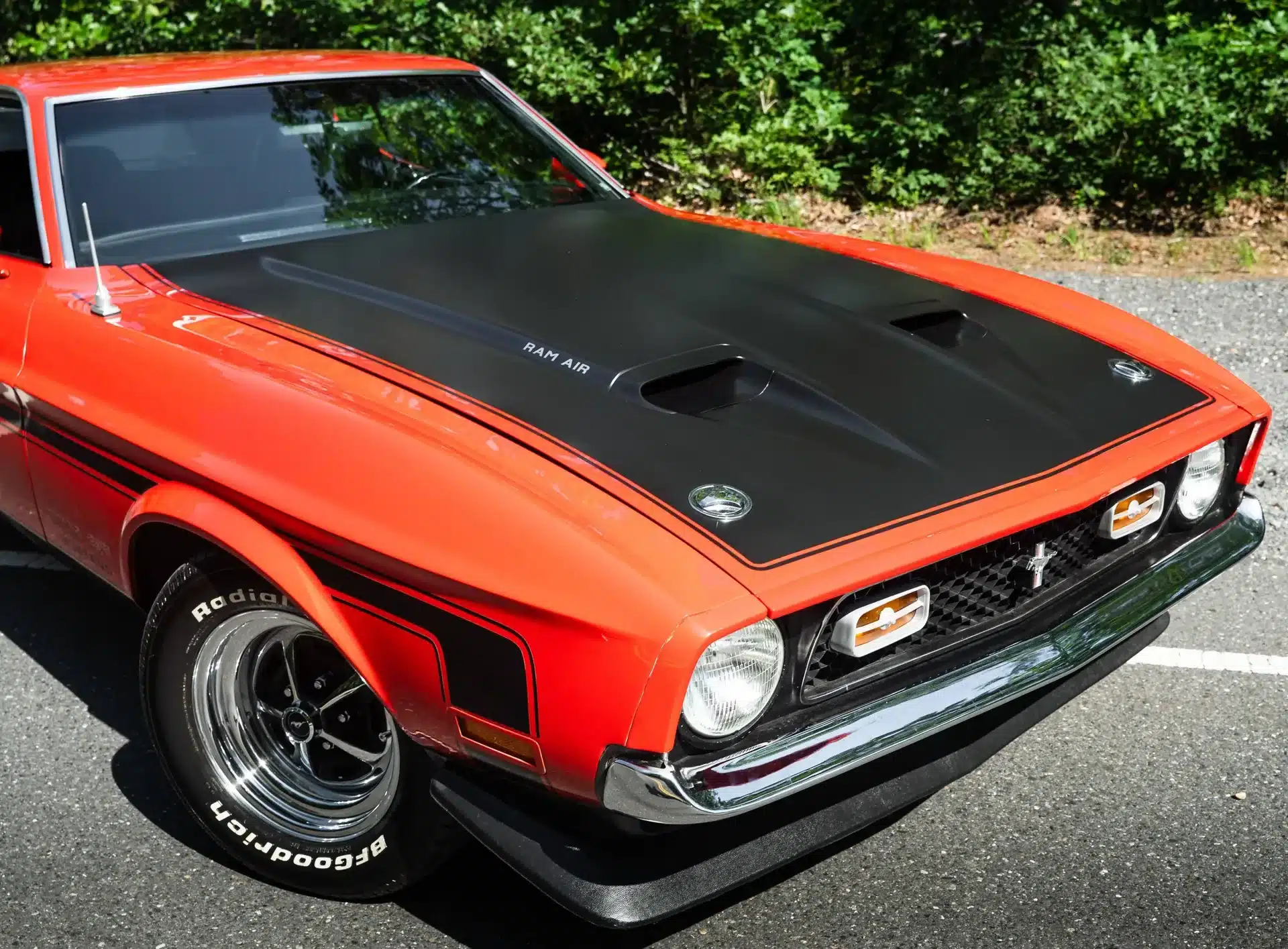 Detailaufnahme der Front und Motorhaube eines orangefarbenen Ford Mustang Mach 1 von 1971 mit Ram Air System.